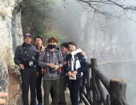 韩国地质文化研究小组前来朱砂古镇调研、观光